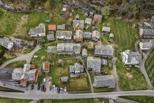 Agatunet i Ullensvang er saman med Havråtunet det best bevarte klyngetunet i Noreg. På garden, som i dag er museum, heldt ni bondefamiliartil fram til utskiftinga på trettitalet. Foto: Oddleiv Aspneseth / Skald