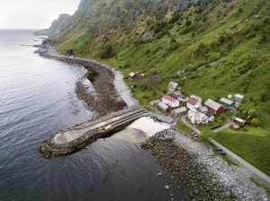 Under bratta på Stadlandet ligg klyngetunet Indre Fure. Saman med folket på den veglause nabogarden Ytre Fure eigde folket her byjakta "Solida av Fure", som dei frakta tørrfisk og klippfisk med til Bergen. Dei to bøndene på Indre Fure eigde òg saman to fiskeskøyter. Foto: Oddleiv Aspneseth / Skald
