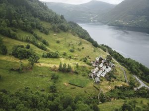 På Havråtunet på Osterøy i Nordhordland driv Museumssenteret i Hordaland i dag garden på førindustrielt vis med ljåslått, hesjing og dyrehald. Den verna garden talde i si tid åtte bruk. Foto: Oddleiv Aspneseth / Skald