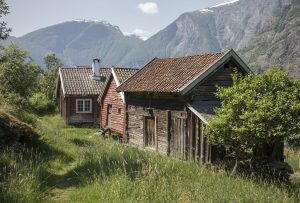 Klyngetunet Otternes i Aurland har vore kommunalt eigd bygdetun sidan 1987. Etter 2000 har det vore sommardrift på garden med opne hus, servering og liv i tunet. Foto: Oddleiv Aspneseth / Skald