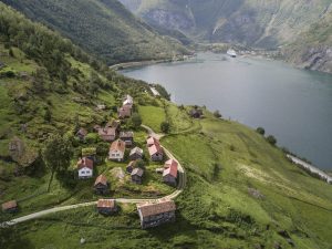 Otternes i Aurland er det største og mest koplette av klyngetuna som står att i Sogn og Fjordane, men behovet for restaurering er skrikande. Foto: Oddleiv Aspneseth / Skald