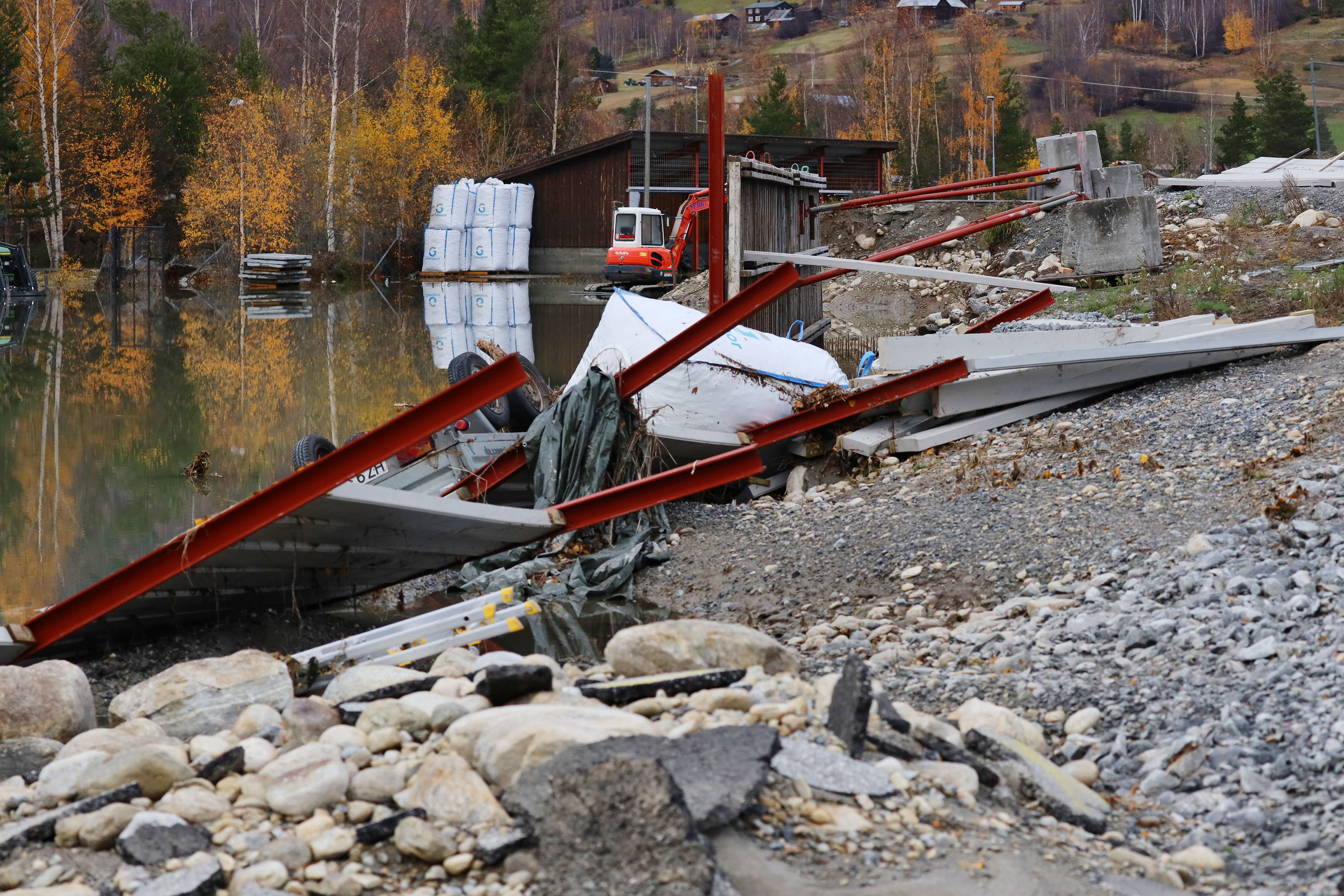 Store øydeleggingar på industrifeltet i Bismo, mildvêr og mykje regn har gitt vårflaum-tilstandar på seinhausten. Foto: Ørn Borgen / NTB scanpix / NPK