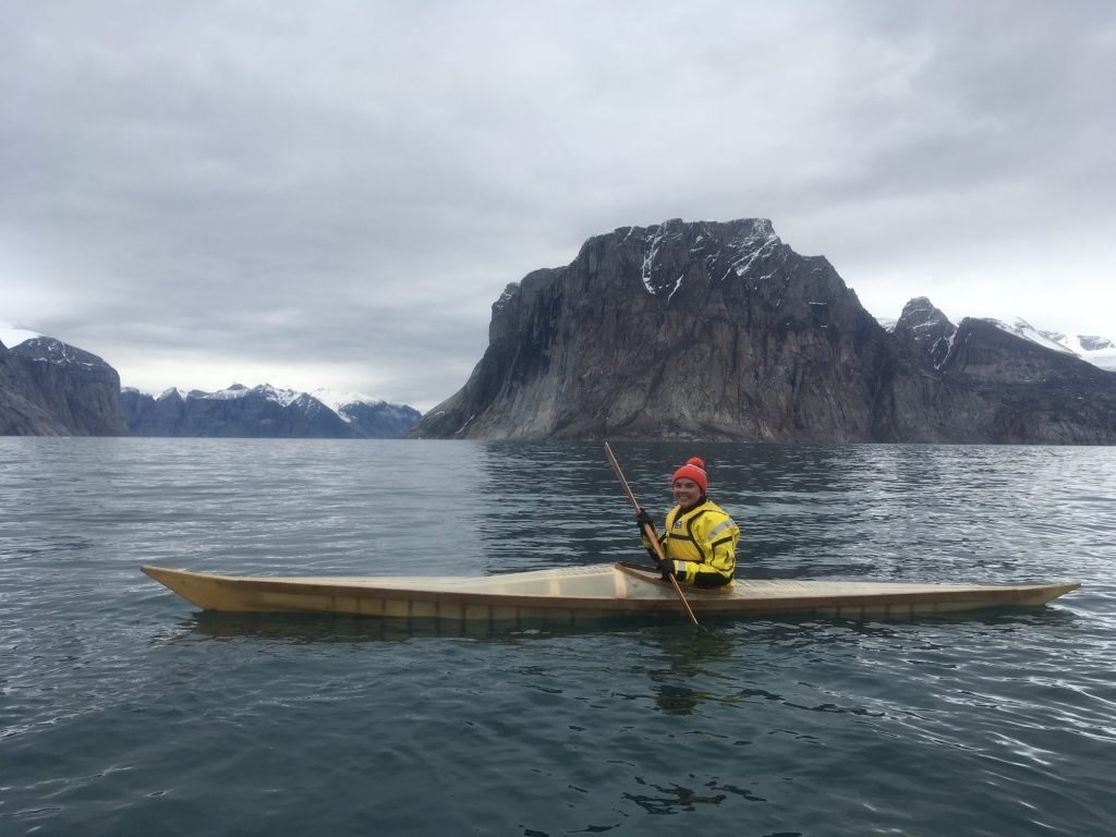 Padler tradisjonell inuit kayak