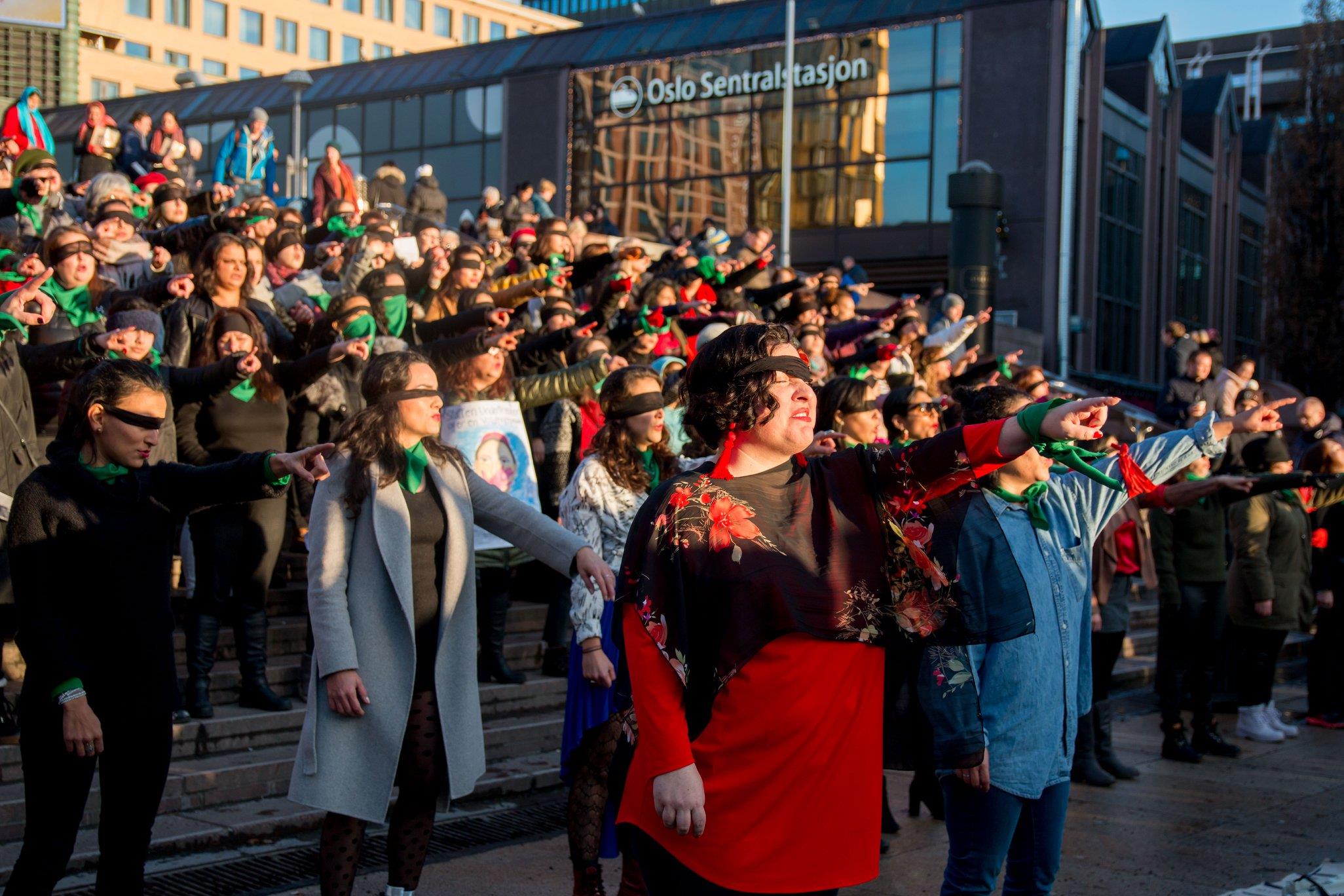 Flashmob av "Un violador en tu camino - Lastesis" ved Jernbarnetorget, Oslo 2019. Foto: Ingvild Eide Leirfall