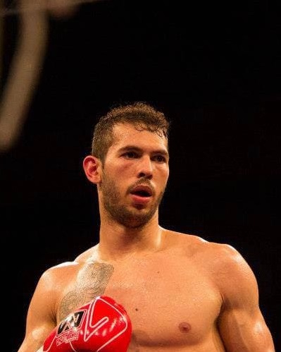 Andrew Tate med bar overkropp og boksinghandskar i ein kamp