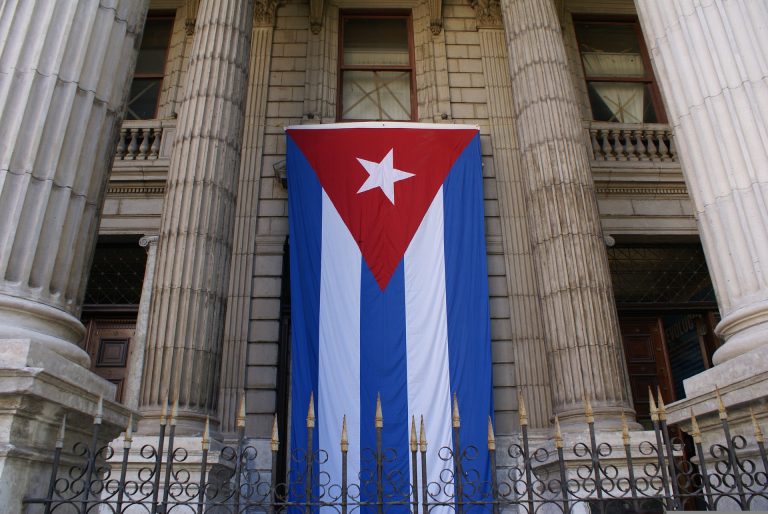 Det cubanske flagget på ein bygning i Havanna.