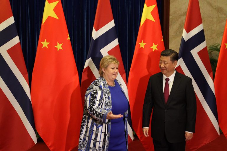 Erna solberg med Xi Jinping framfor norske og kinesiske flagg