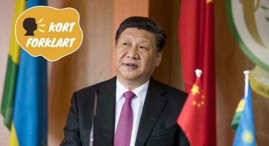 Xi Jinping ved kinesiske og Rwandiske flagg