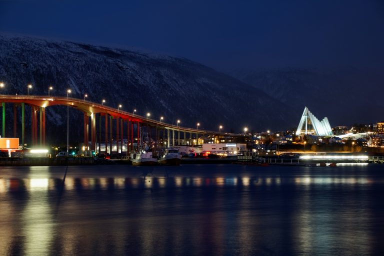 Tromsø med ishavskatedralen i mørkret