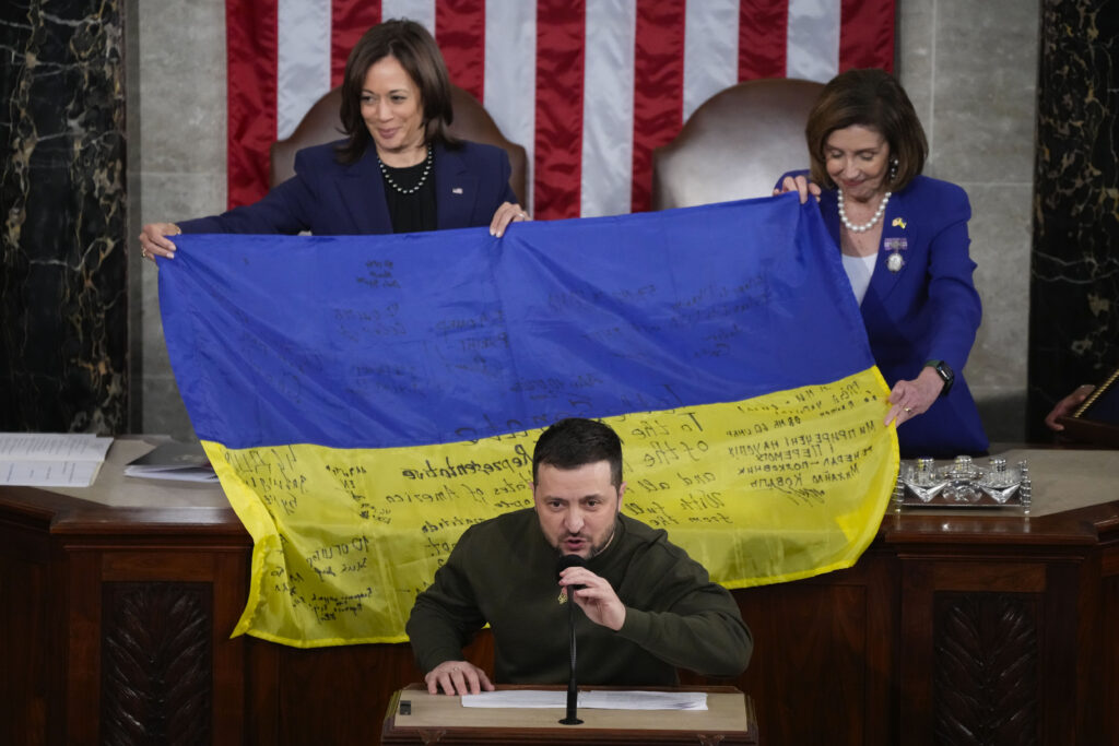 Zelenskyj i den amerikanske kongressen med det ukrainske føagget bak seg.