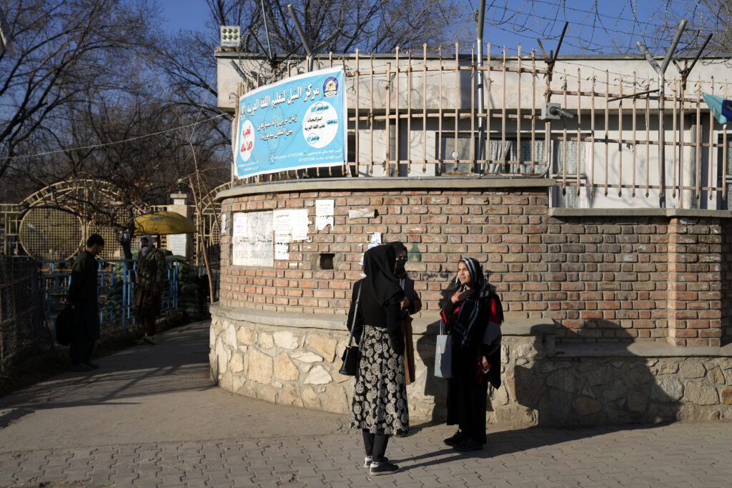 Afghanske kvinnelege studentar utanfor eit universitet i Kabul.