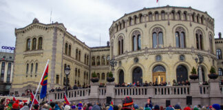 Bilete syner folkemengda som samla seg til Fosen-aksjonen framfor Stortinget.