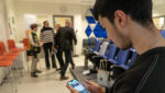 Mohammed viser fram forsida til ung.no på mobilen sin.ser på ung.no på telefonen sin.
