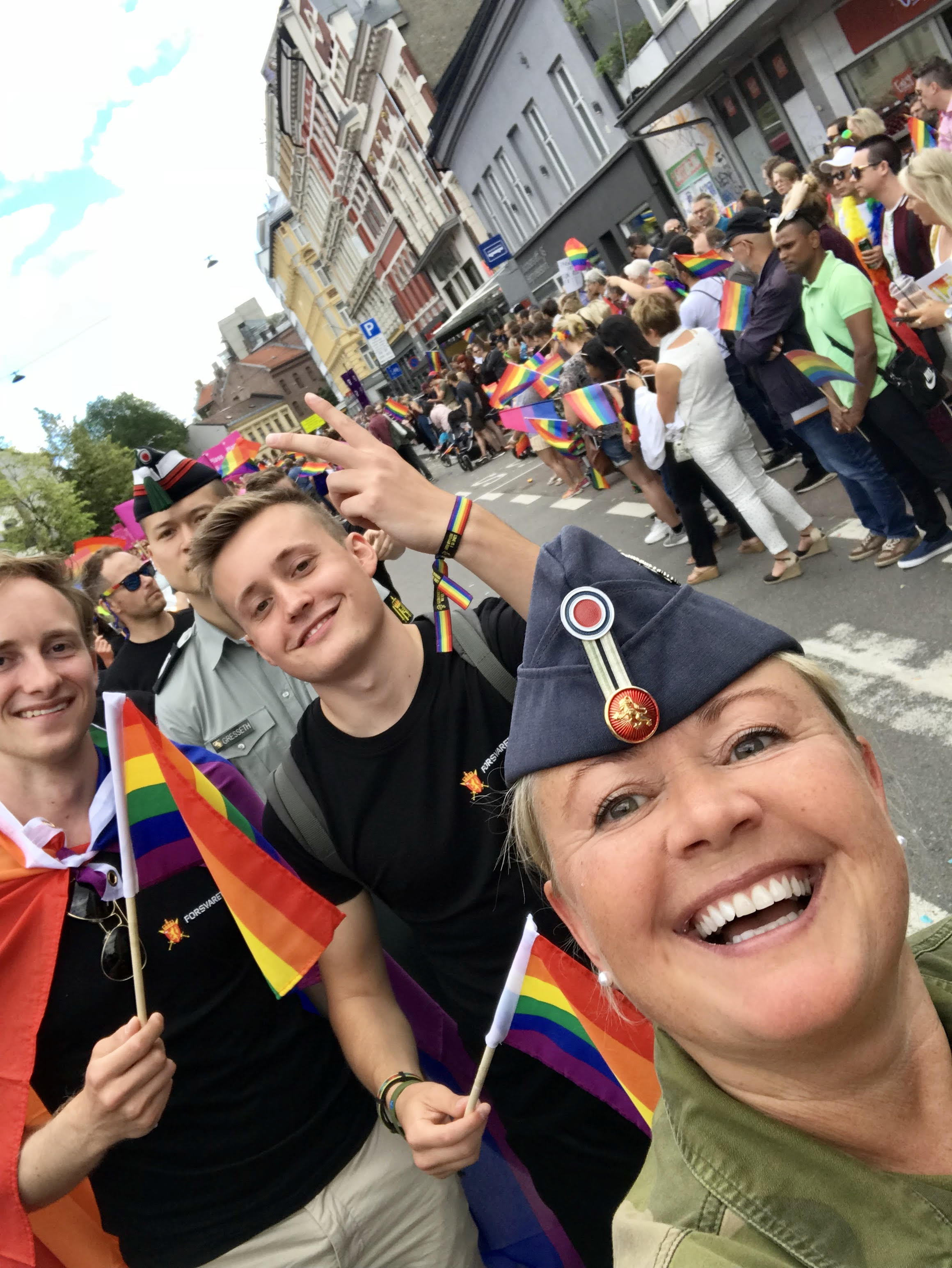 Lena Kvarving i Pride-parade i militær uniform.