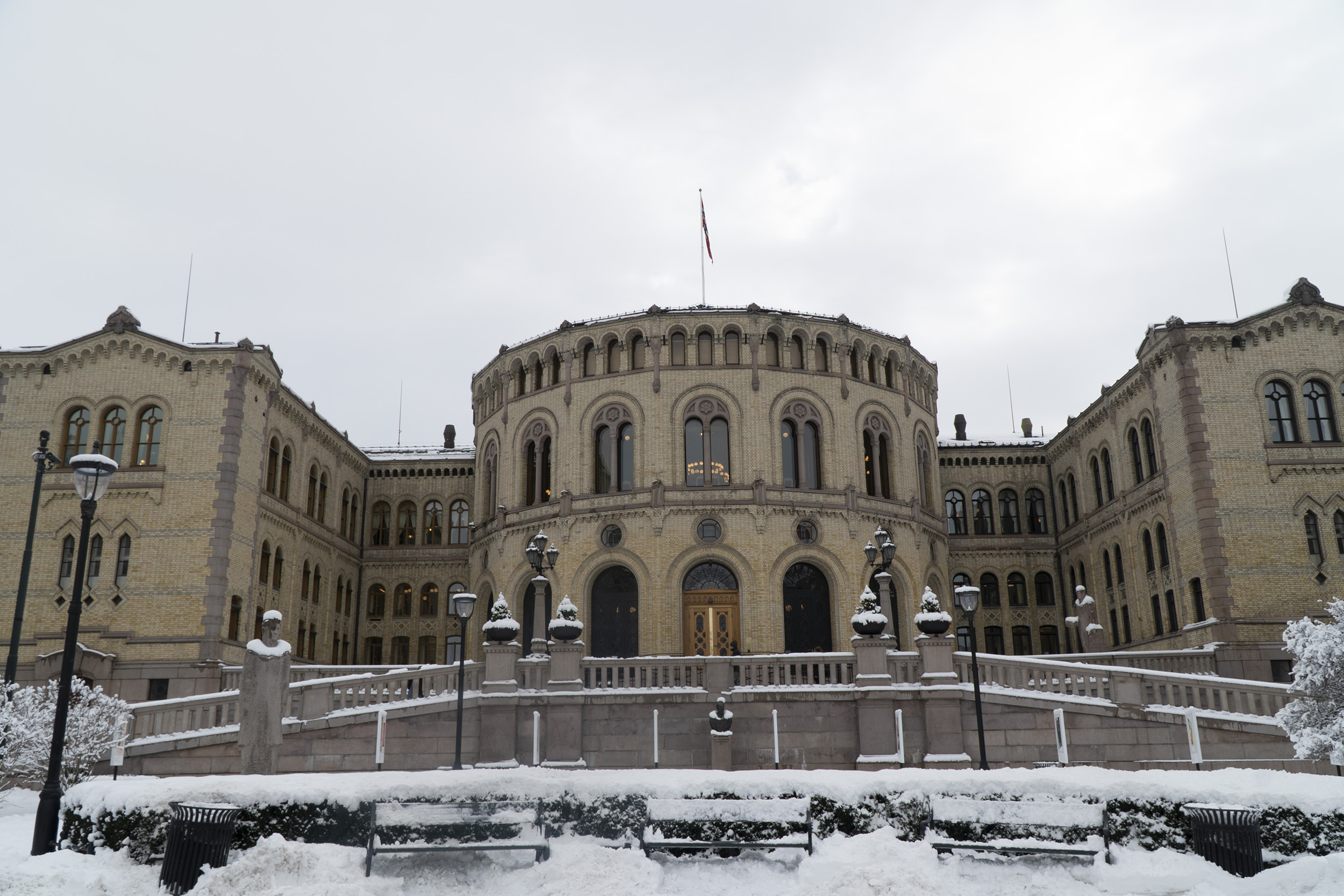 Stortinget frå framsida med snø på bakken. 14.03.23