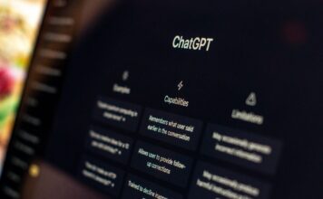 Datamaskin med ChatGTP oppe på skjermen.