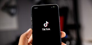 Telefon med TikTok-appen