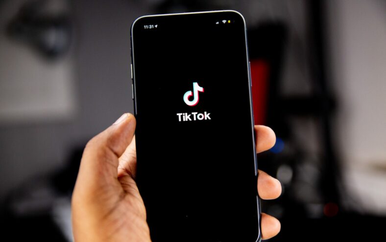 Telefon med TikTok-appen