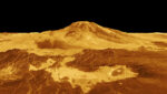Bilete av overflata på Venus. Ho er oransje og ein kan sjå noko som liknar ein vulkan.