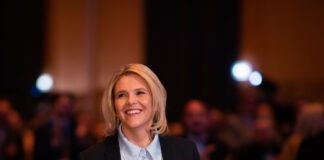 Sylvi Listhaug i dress smiler til kamera