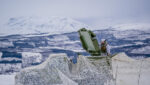 Radar og personell i snødekt landskap