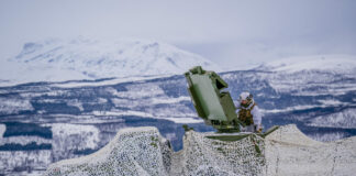 Radar og personell i snødekt landskap
