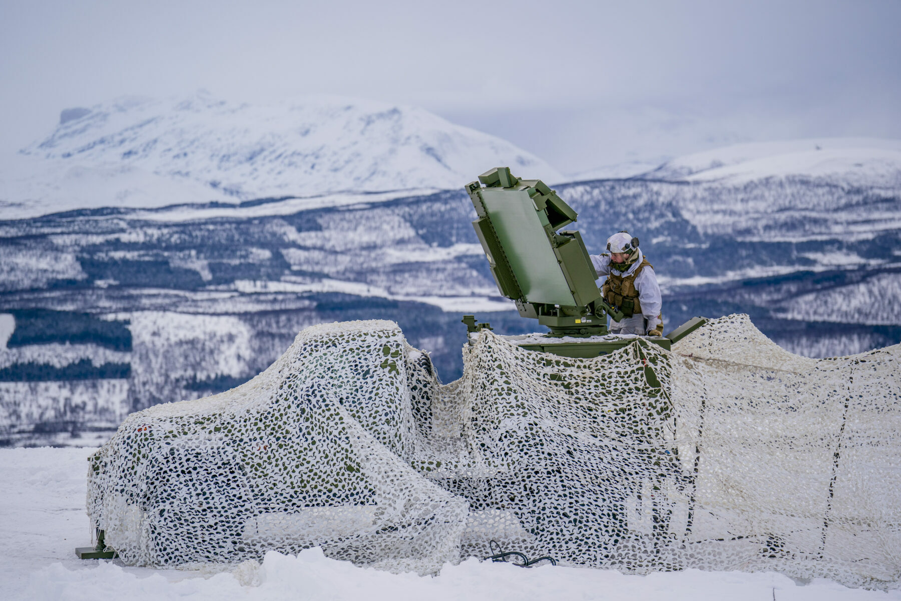 Radar og personell i snødekt landskap