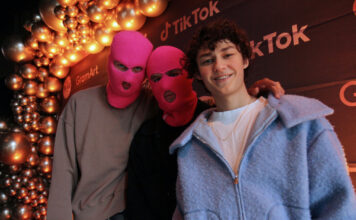 To unge menn i rosa balaklava og ein utan