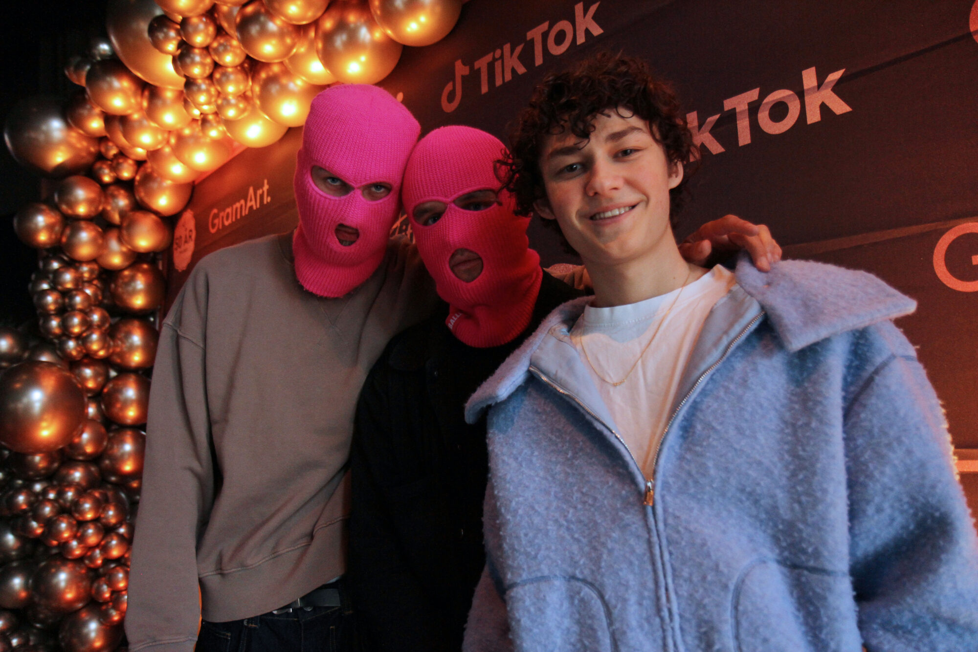 To unge menn i rosa balaklava og ein utan