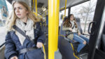 To unge kvinner på ein buss i Oslo.