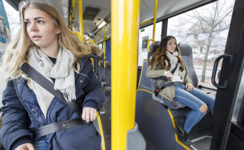 To unge kvinner på ein buss i Oslo.