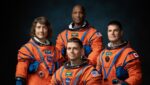 Fire astronautar, inkludert ei kvinne og ein svart mannen kvinn