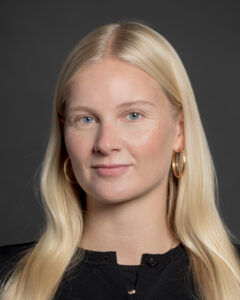 Portrettbilete av blond, ung kvinne.