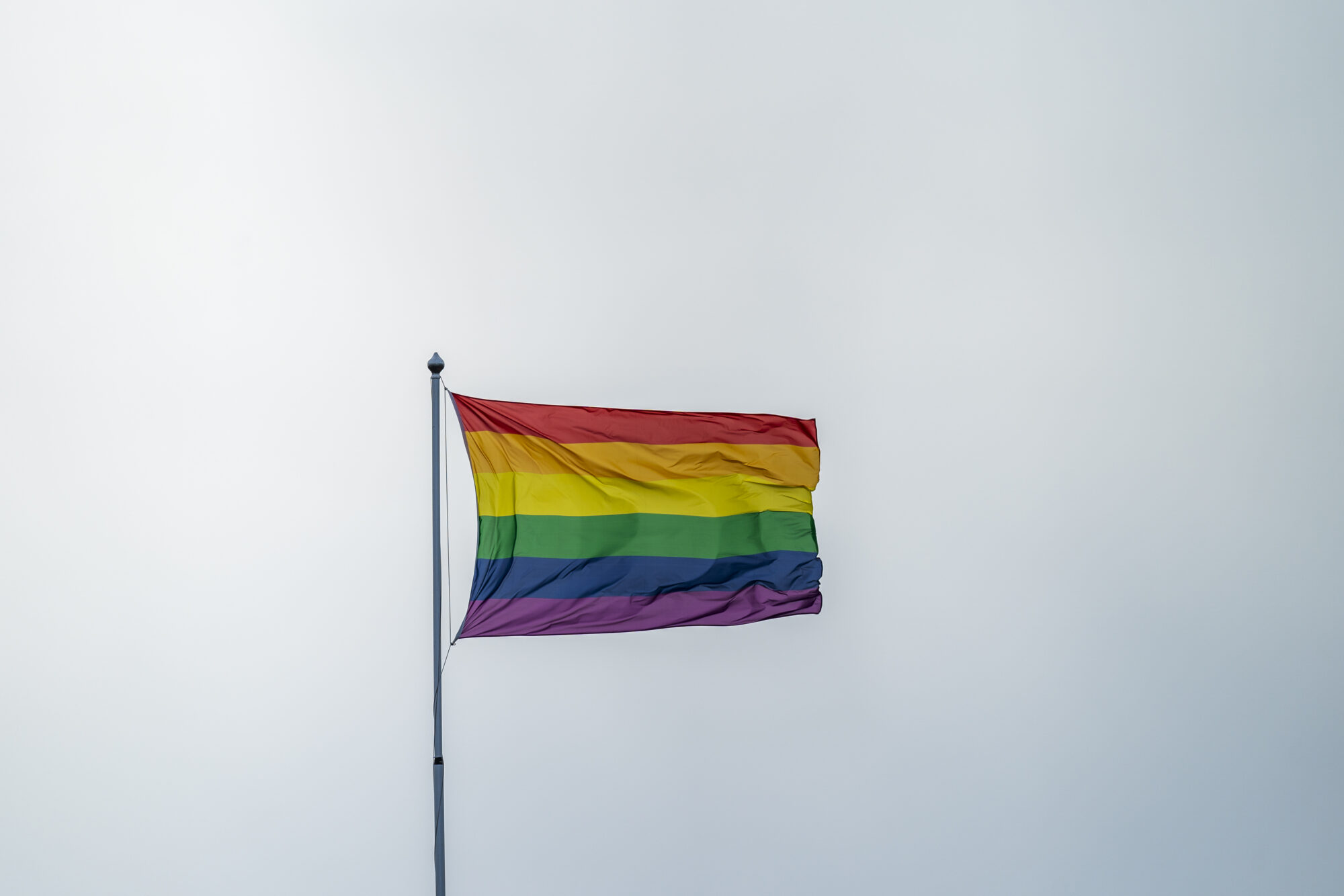 Eit regnbogeflagg vaiar i vinden