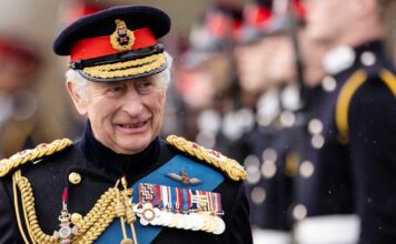Kong Charles i uniform.