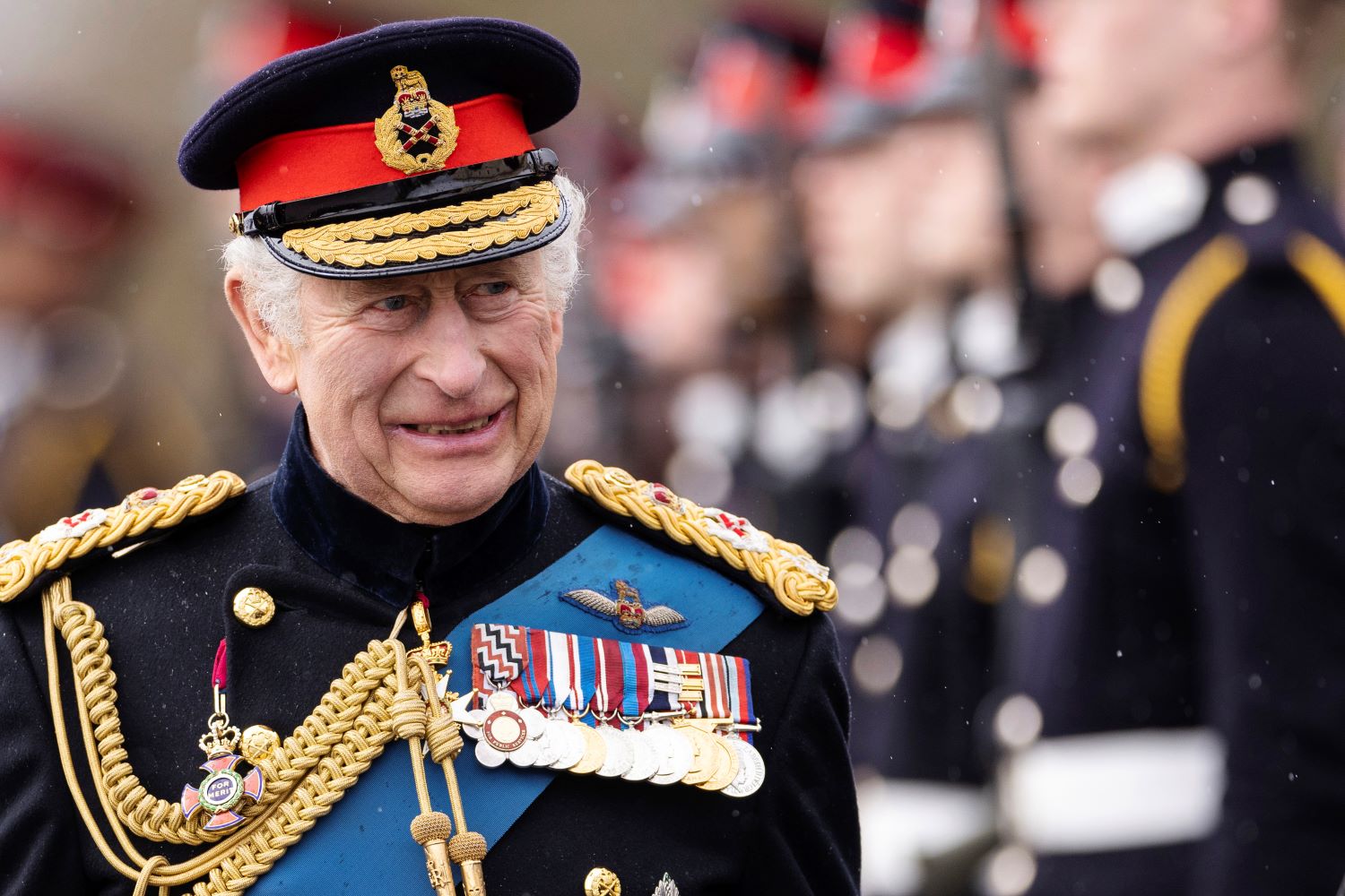 Kong Charles i uniform.