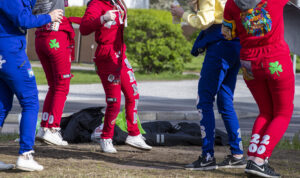 Fem personar i russedrakt.