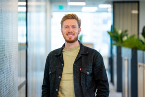 Mann i kontorlandskap