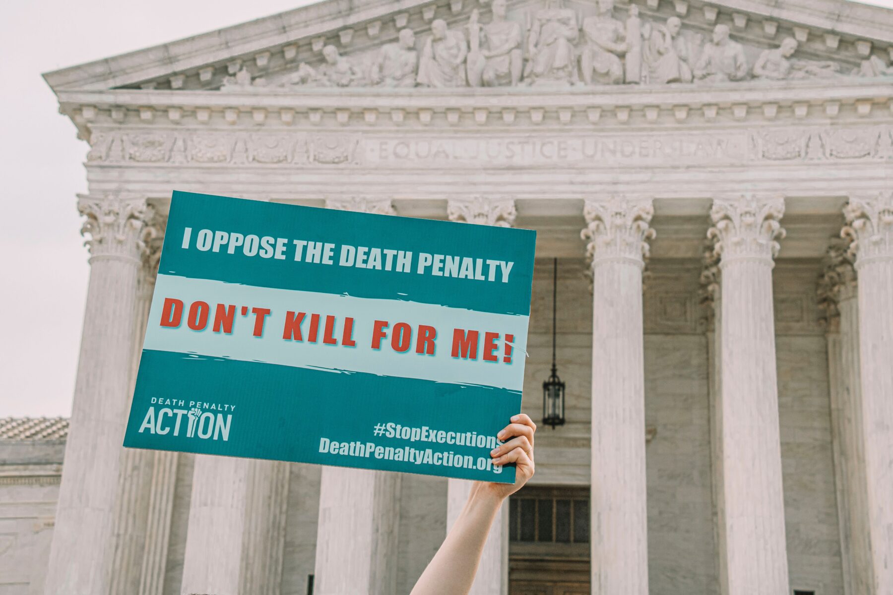 Plakat mot dødsstraff framfor høgsterett i USA