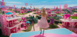 Barbie ser ut over eit rosa Barbieland medan ho vinkar.
