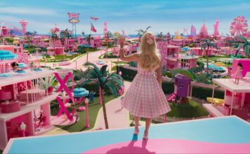 Barbie ser ut over eit rosa Barbieland medan ho vinkar.