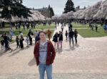 Ung mann i park med genser med "University of Washington".
