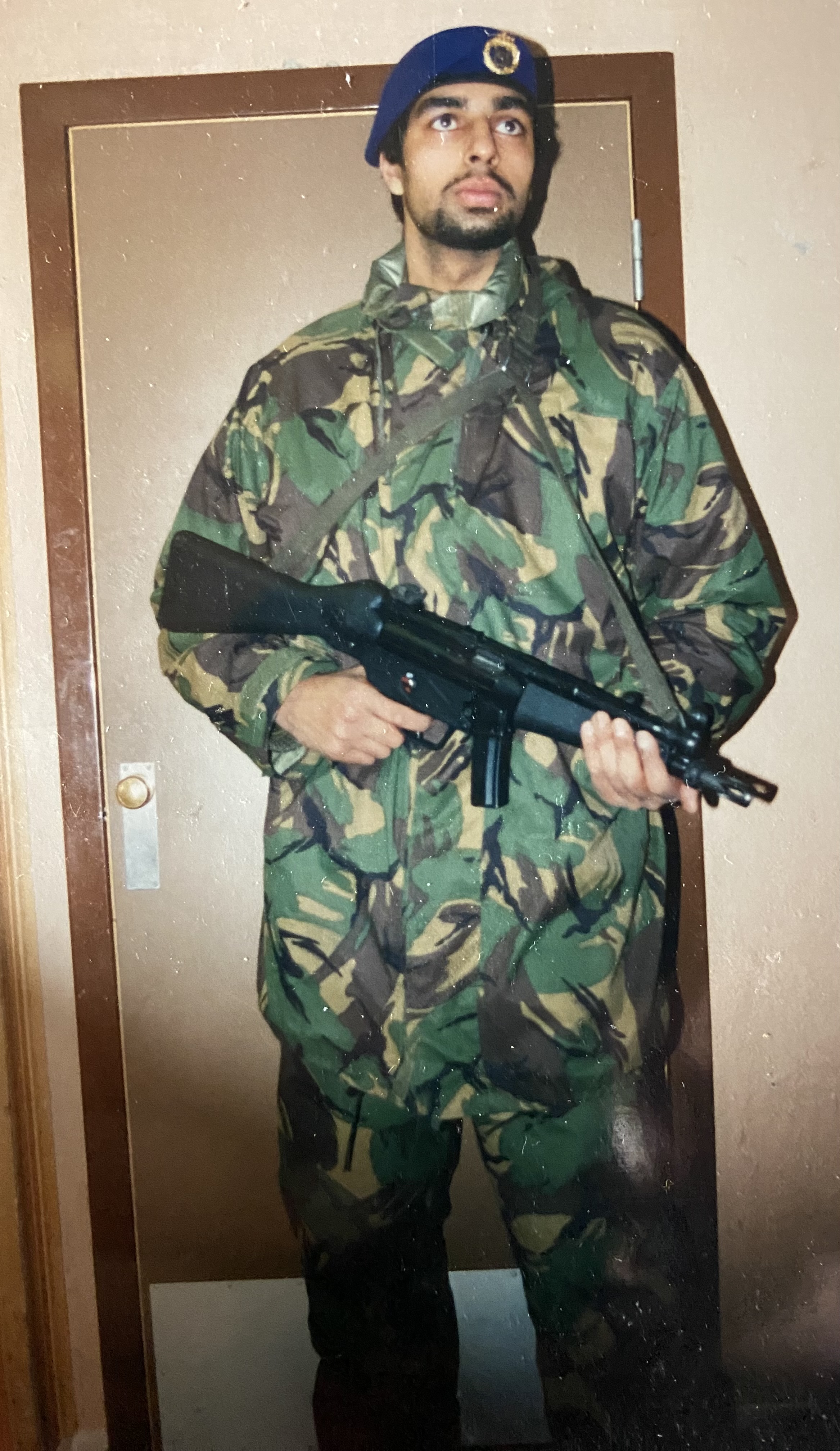 Zahid Ali med våpen og militærklede