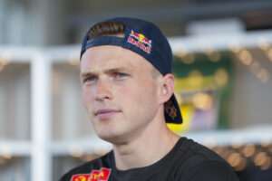 Warholm har capsen bak fram og ser litt lurt i kamera