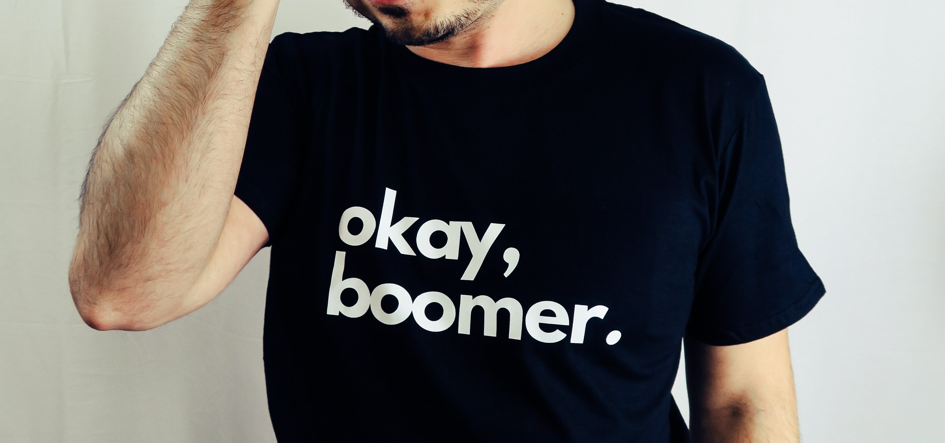 Mann med t-skjorte med teksten: "Okay, boomer"