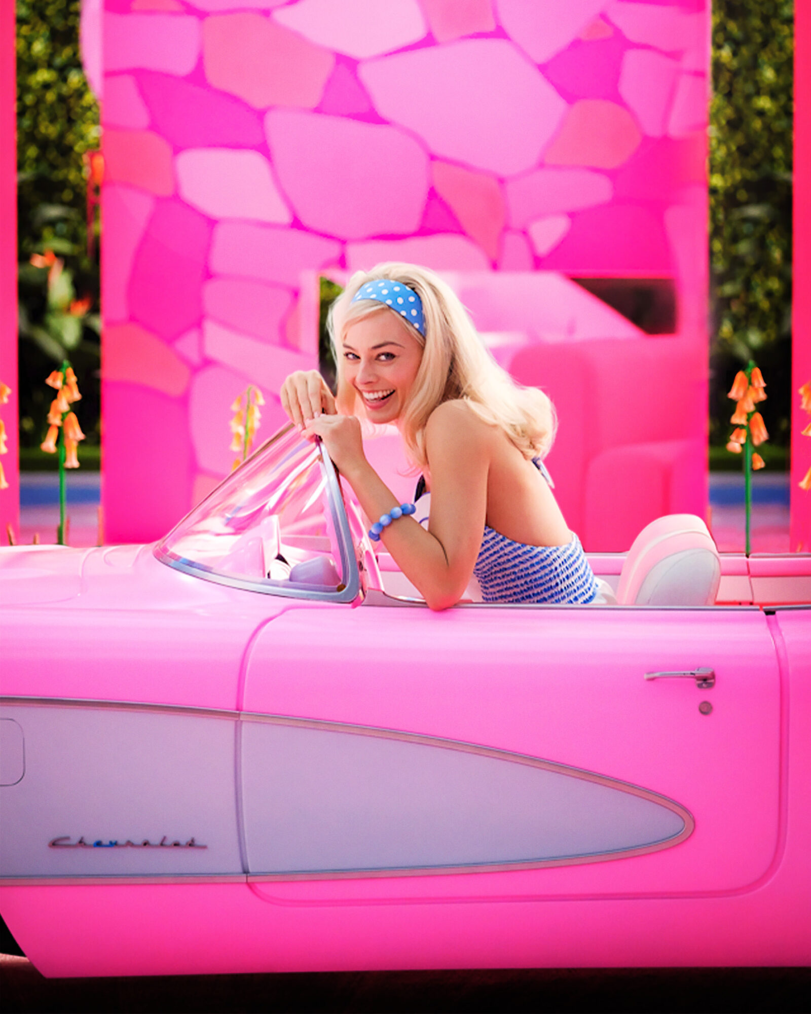 Barbie i ein rosa cabriolet.