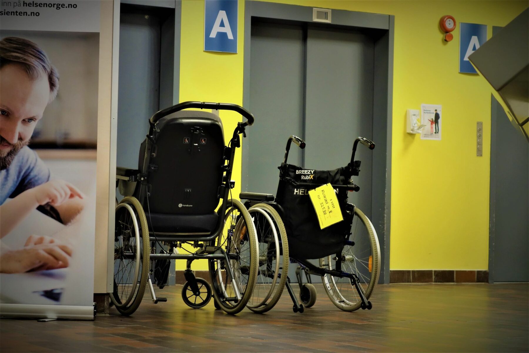 To rullestolar på eit sjukehus