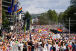 Folkehav med regnbogeflagg under Pride-paraden i Oslo.