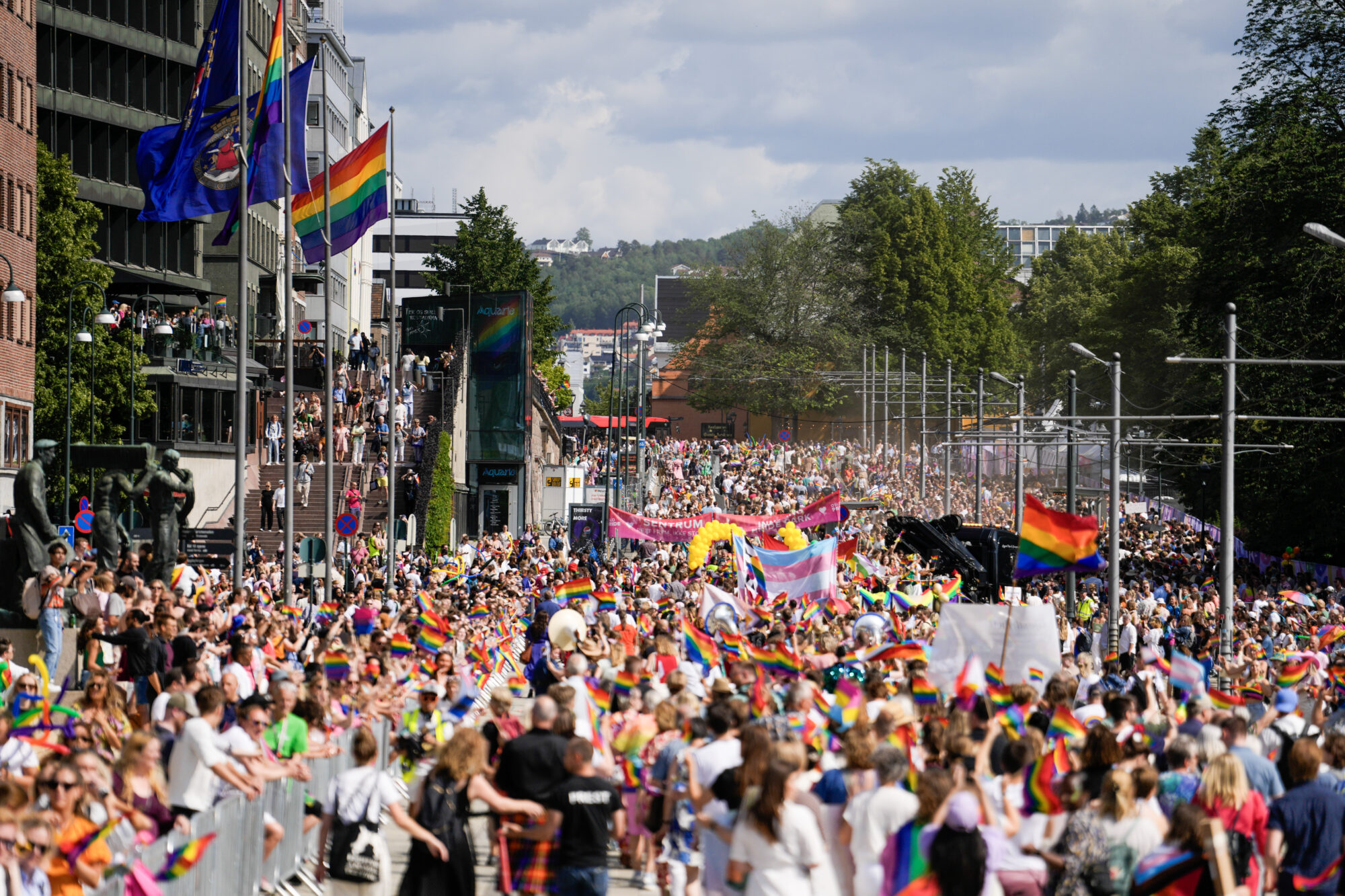 Folkehav med regnbogeflagg under Pride-paraden i Oslo.