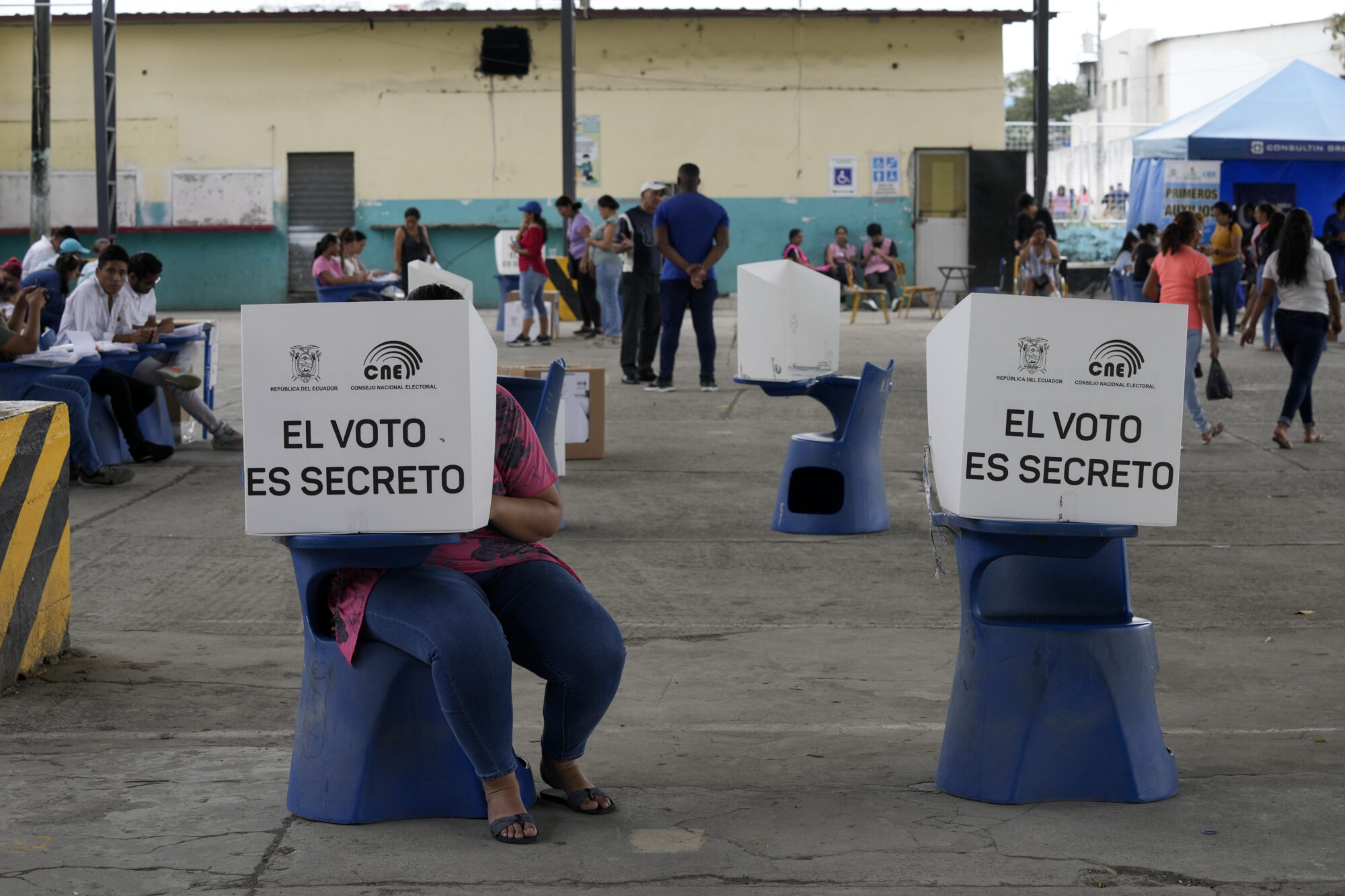 Stemmebokser i ei lokale med teksta "El voto es secreto"